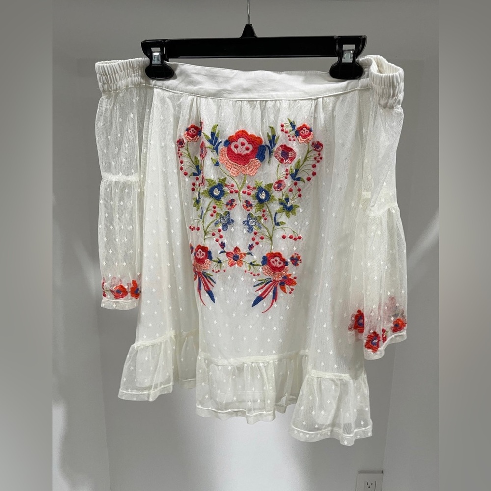 Very cute boutique off shoulder top